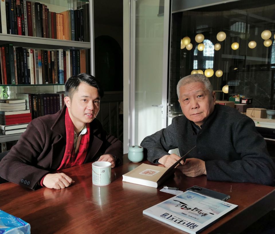 红木云创始人林伟华与观复博物馆创始人马未都（右）在观复博物馆交流合影