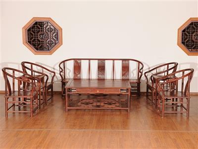 万盛宇红木：红酸枝丝翎檀雕明式圈椅沙发